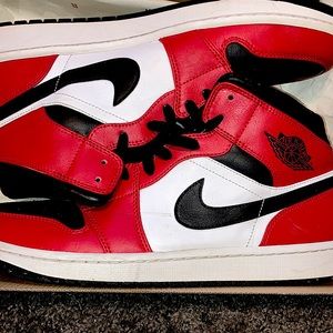 Chicago “Black toe” Jordan 1 mids